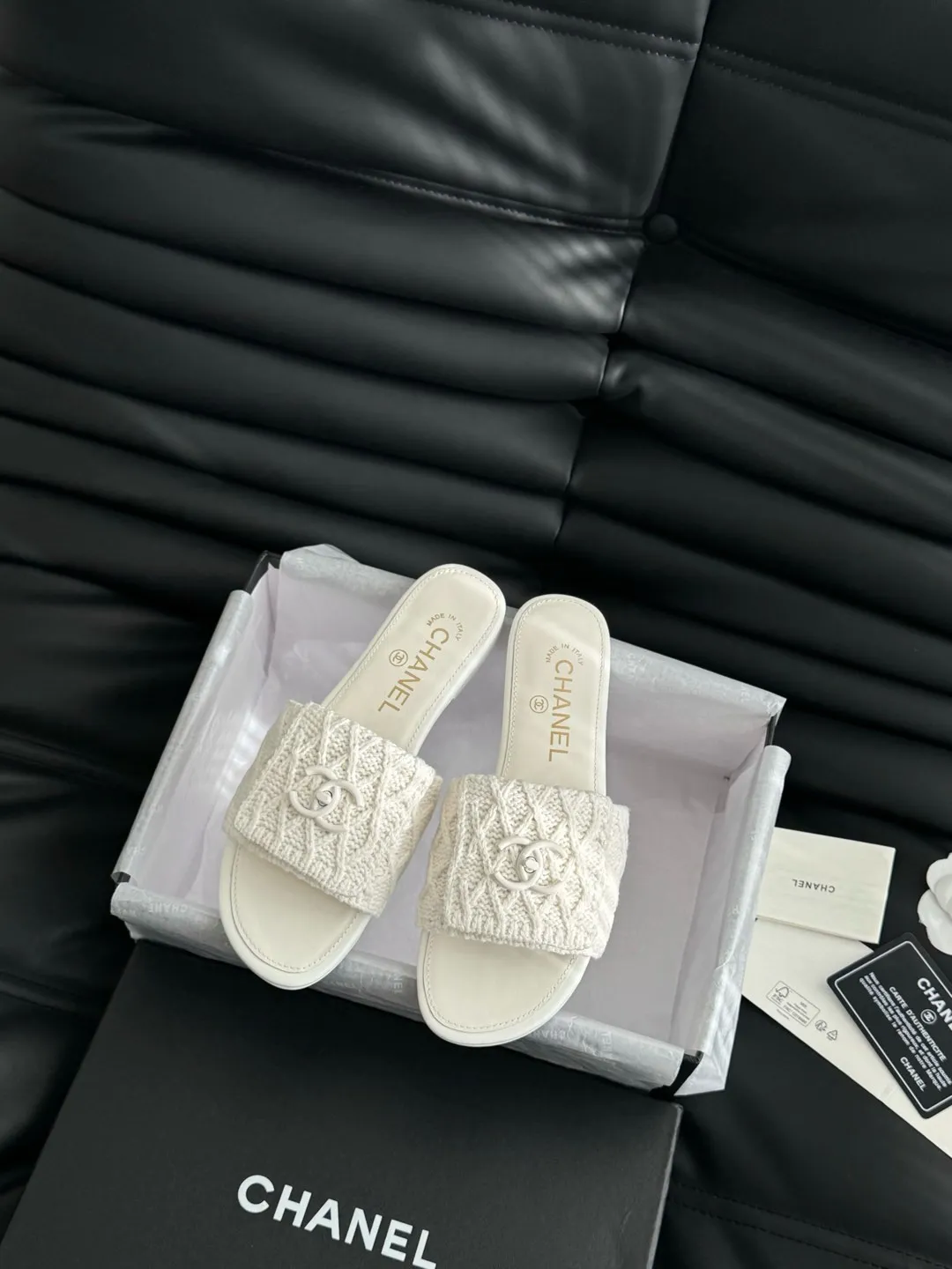 👟👟Ex-factory price 400👟👟 Women's Shoes Women's Clothing Chanel 25C New School Bag Buckle Slippers Return of the classic school bag buckle design Special Vintage full of retro flavor Loafers have also grown to the aesthetic level Cowhide upper, sheepskin lining Original outsole Size: 35-39 40 41 42 Customized, non-refundable and non-exchangeable